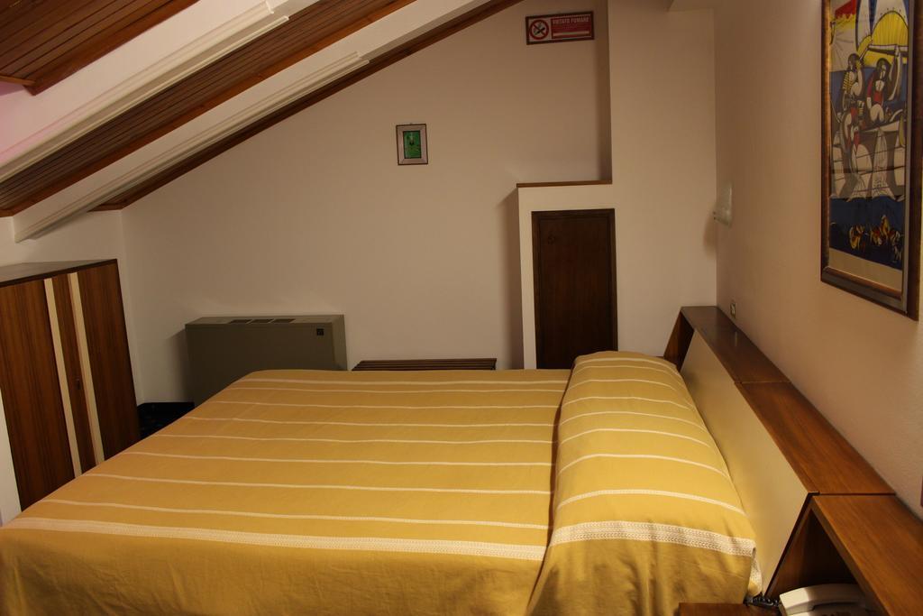 Hotel Pinolo Gubbio Quarto foto
